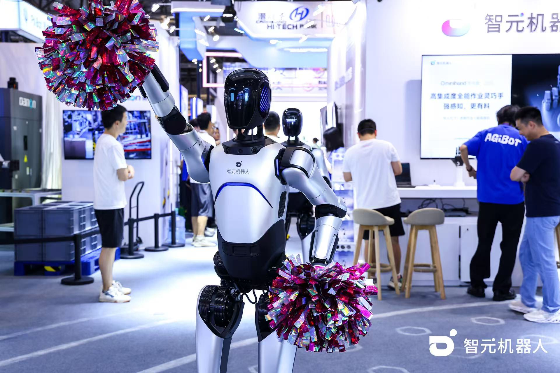 HY8590·海洋之神机器人 WAIC 首日展台火爆，机器人家族集体打工忙不停